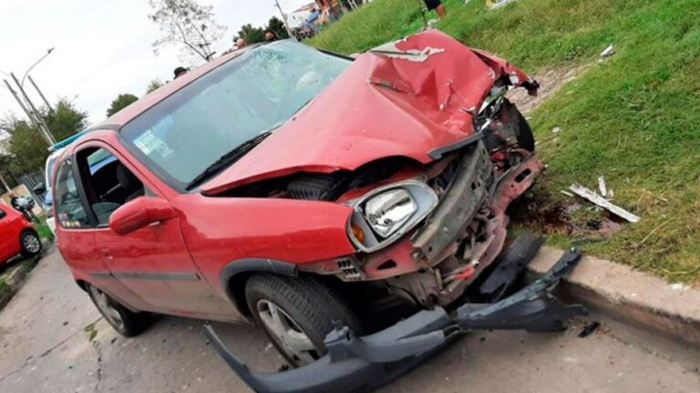 Ladrones le rompen auto en Lanús