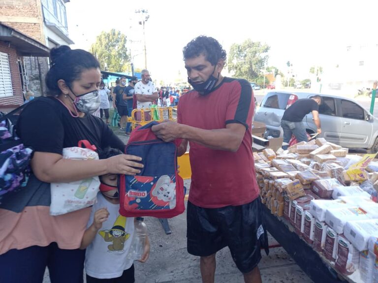 La acción solidaria de Jorge Locomotora Castro en Temperley: entrega comida y hace ollas populares