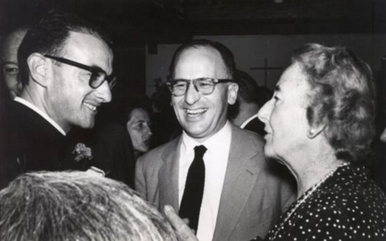 Enrique Shaw (en el centro) trabajó al frente de una empresa en Berazategui.