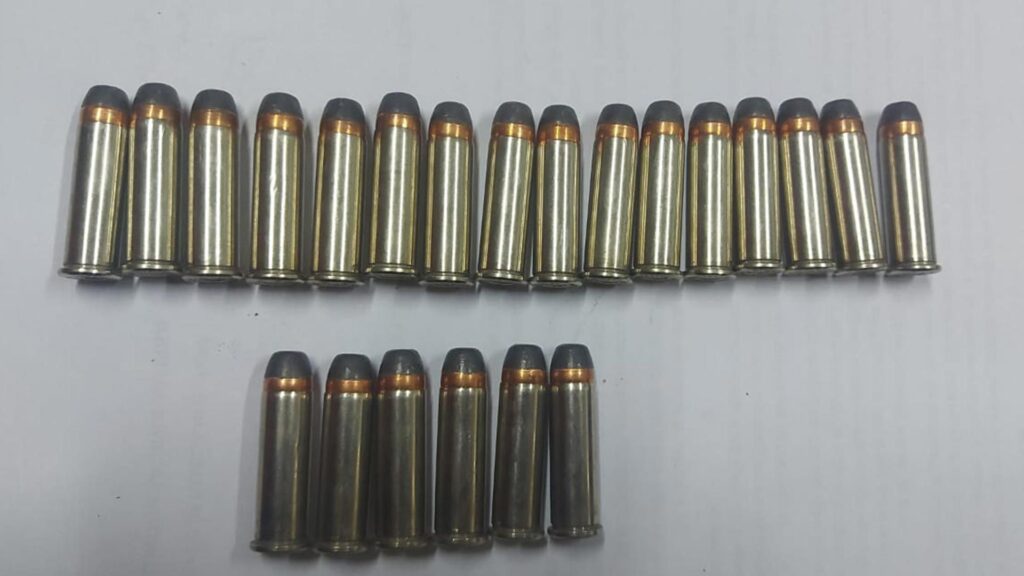 Las municiones del revólver calibre 38 que fueron halladas en la casa del agresor.