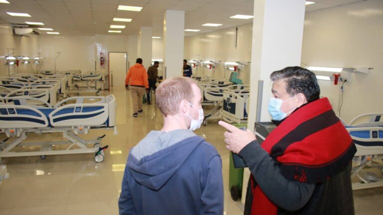 El intendente de José C. Paz, Mario Ishii, visitó el Hospital Cardiovascular Bulján, donde se sumaron las 40 nuevas camas para el Covid-19.