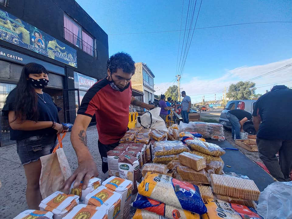 La acción solidaria de Jorge Locomotora Castro en Temperley: entrega comida y hace ollas populares