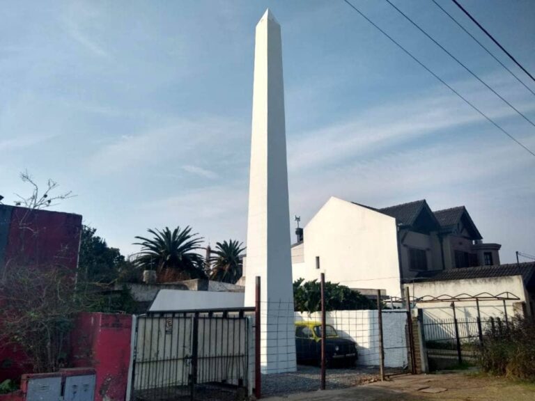 El Obelisco que está frente a la casa del artista.