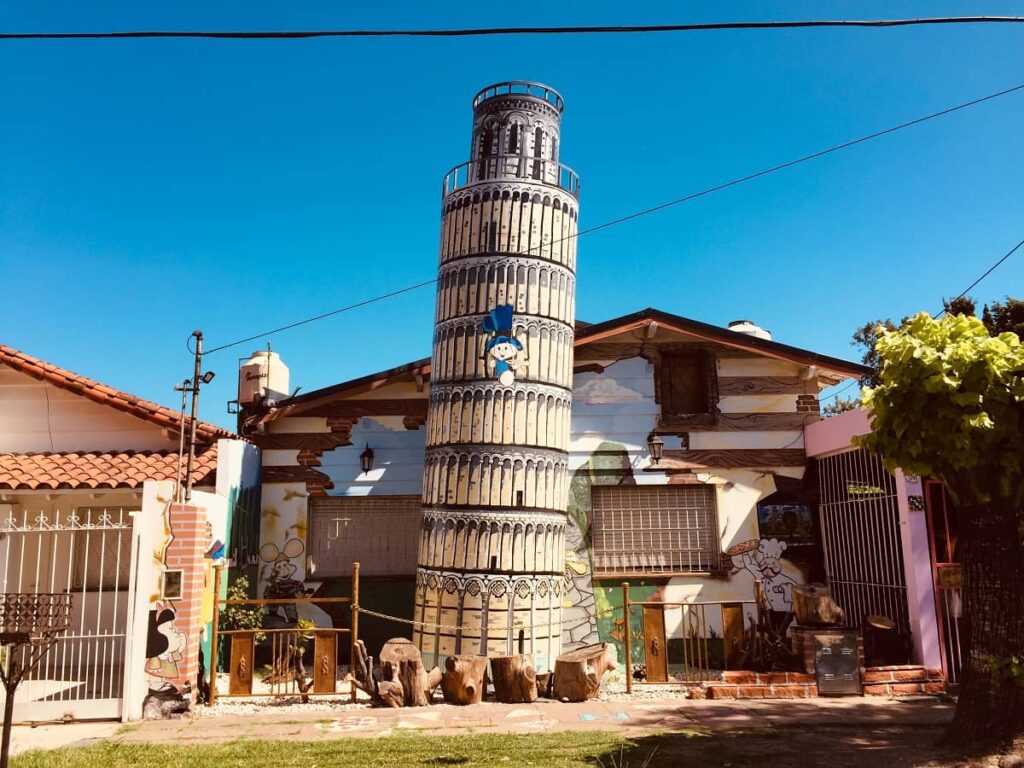 La Torre de Pisa, otro de los íconos mundiales que recreó el vecino iliustre de Ituzaingó.
