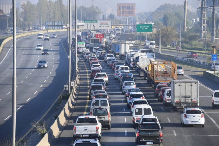 En la Autopista Buenos Aires-La Plata, dirección a Capital, también se registran importantes demoras.