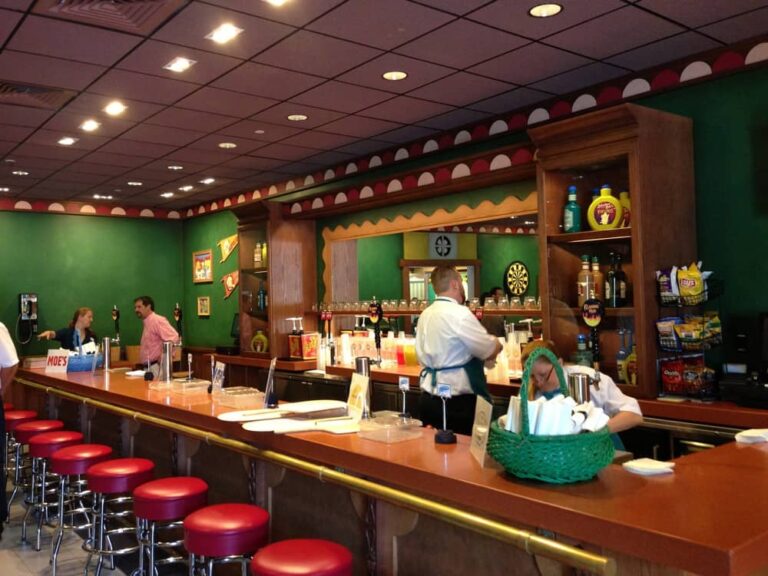 El interior del bar inspirado en la Taberna de Moe, que funciona en Santa Rosa al 1300.