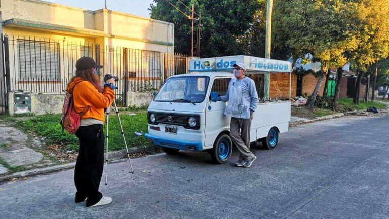 Moira Caamaño registrando el testimonio de Oscar Rodríguez, el heladero ambulante de Monte Grande.