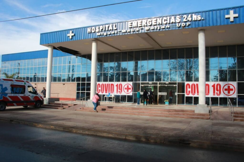 El frente del Hospital Cardiovascular Bulján con los carteles que anuncian que ahora tienen un sector exclusivo para el Covid-19.