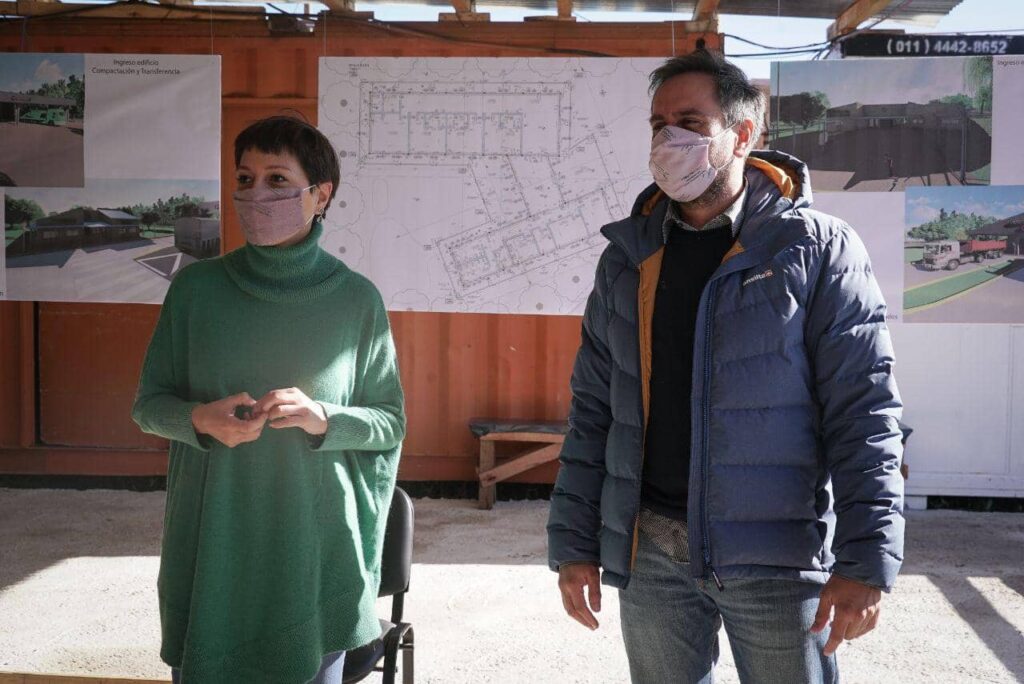 Mayra Mendoza y Juan Cabandié firmaron el convenio para la obra del EcoParque, donde se tratará la basura de Quilmes.