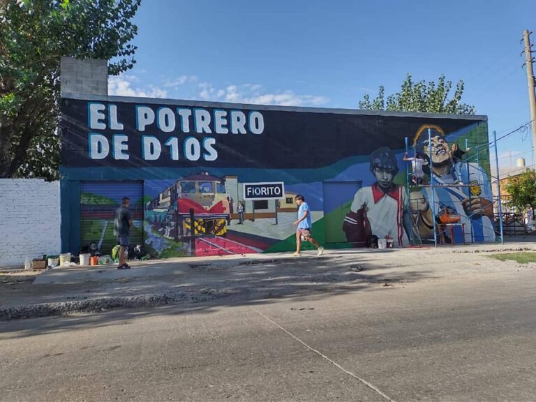 El mural en homenaje a Diego Maradona. Lo pintaron a metros del Puente La Noria, en Villa Fiorito.