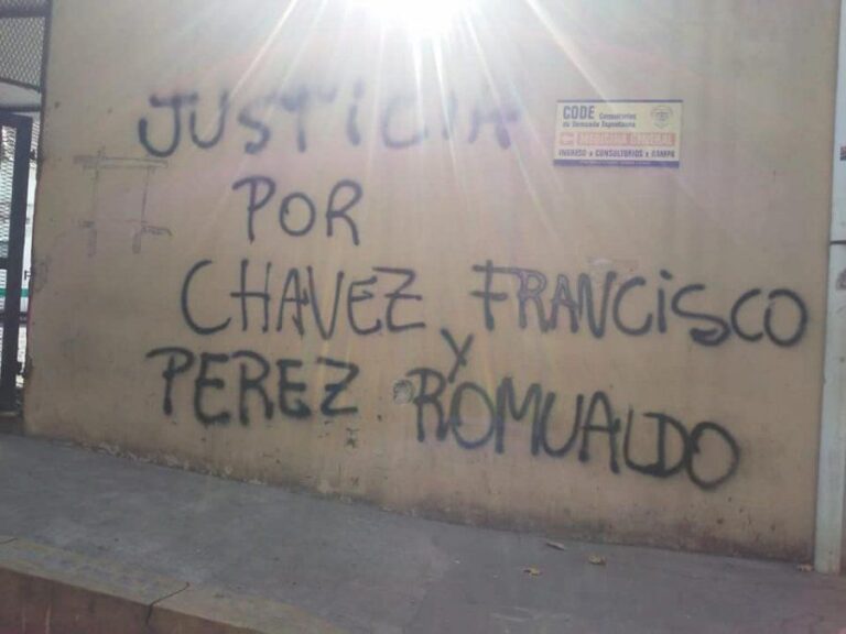Los familiares de Francisco Chávez y Romualdo Pérez piden justiciia en la puerta del Hospital Gandulfo.