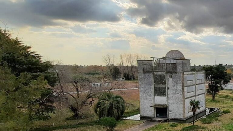 El Observatorio de San Miguel se encuentra en el mismo predio del Colegio Máximo y de la nueva Ciudad Judicial.