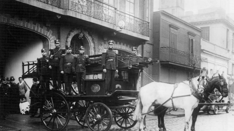 El primer "camión" de bomberos fue un carruaje tirado por dos caballos. Hoy, en nuestro país hay 43.000 voluntarios.