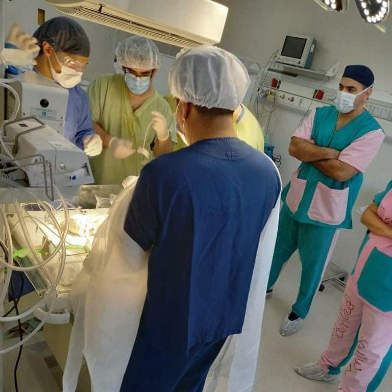 Los especialistas durante la histórica operación realizada en el Hospital Simplemente Evita.