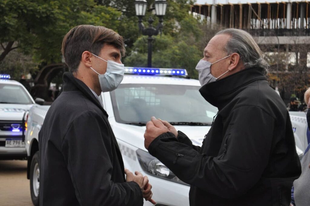 El intendente de Morón, Lucas Ghi, junto al ministro de Seguridad bonaerense, Sergio Berni, entregó 30 camionetas a la Policía bonaerense.