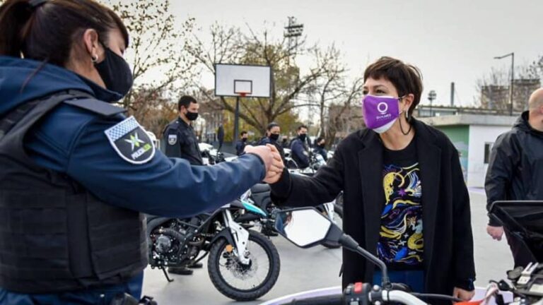 La intendenta Mayra Mendoza entregó 40 motos para el patrullaje de las calles de Quilmes.