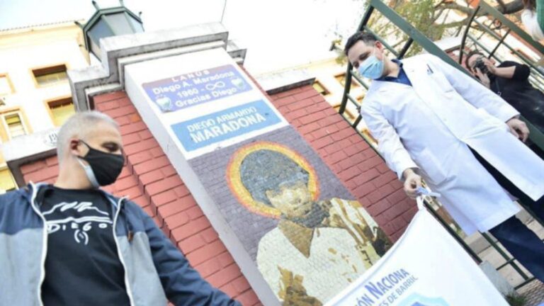A35 años del título mundial en México, inauguran mural para homenajear a Maradona en el hospital de Lanús donde nació
