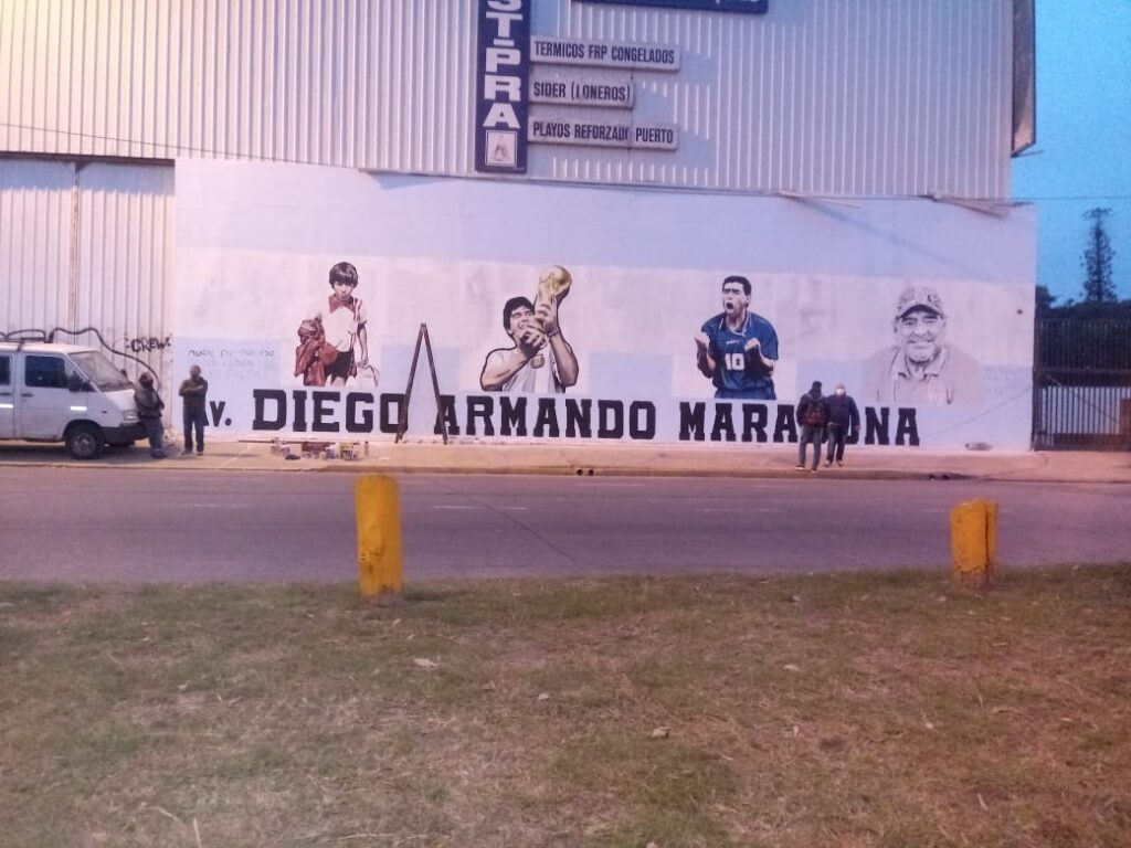 La Matanza: el mural de Diego Maradona que fue tapado con una pintada política.