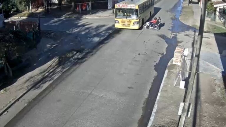 San Miguel: el momento en que dos motochorros chocan contra un colectivo