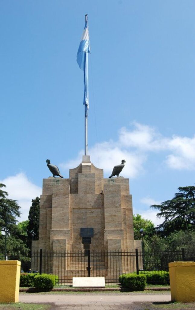 El Monumento a la Bandera de Burzaco está en la plaza Manuel Belgrano y fue inaugurado en 1943.