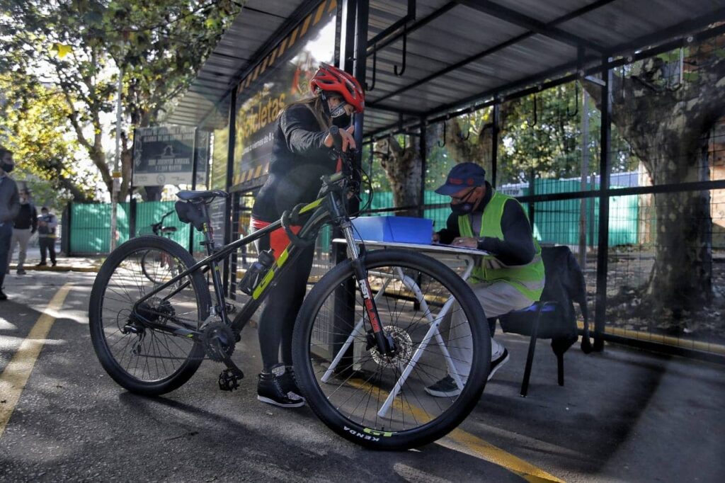 La nueva guardería de bicicletas de Santos Lugares, una obra complementaria a las ciclovías que se hacen.