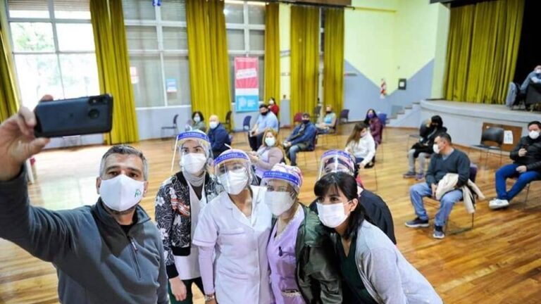 La selfie de Juan Zabaleta el último sábado con las enfermeras en el vacunatorio del Centro Cultural Leopoldo Marechal.