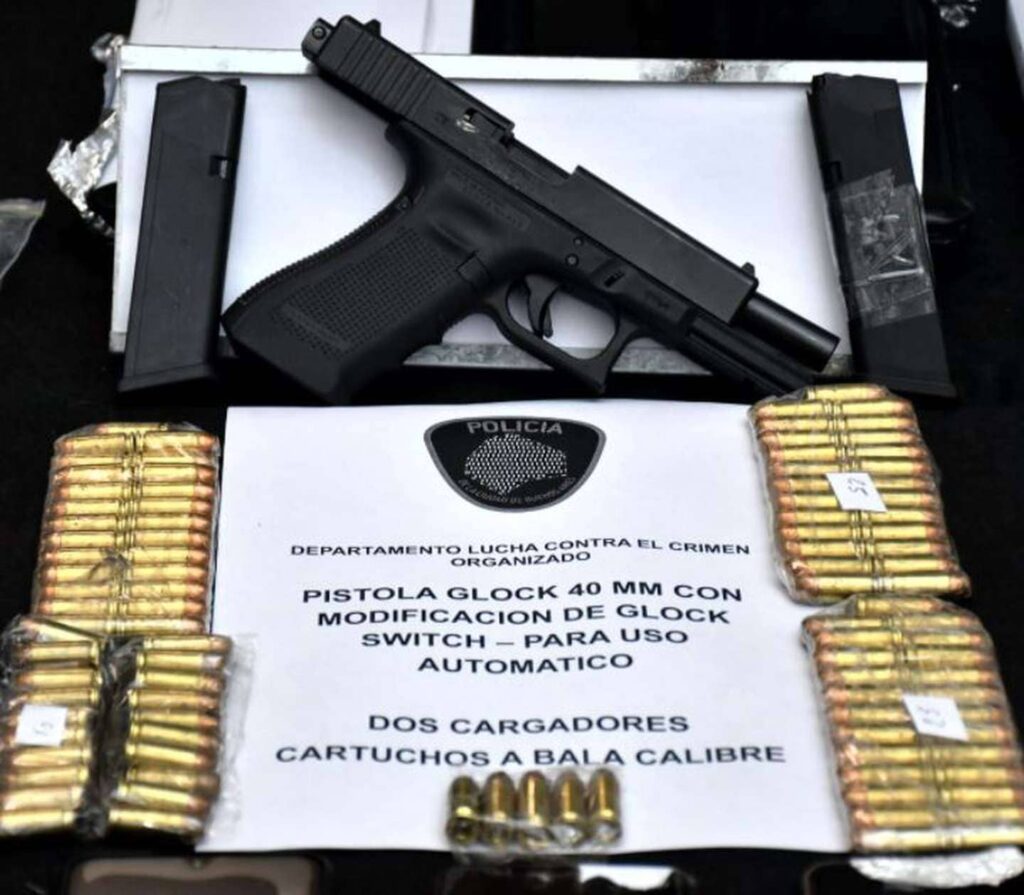 El estafador tenía una pistola Glock calibre 40 modificada para disparar como una ametralladora.