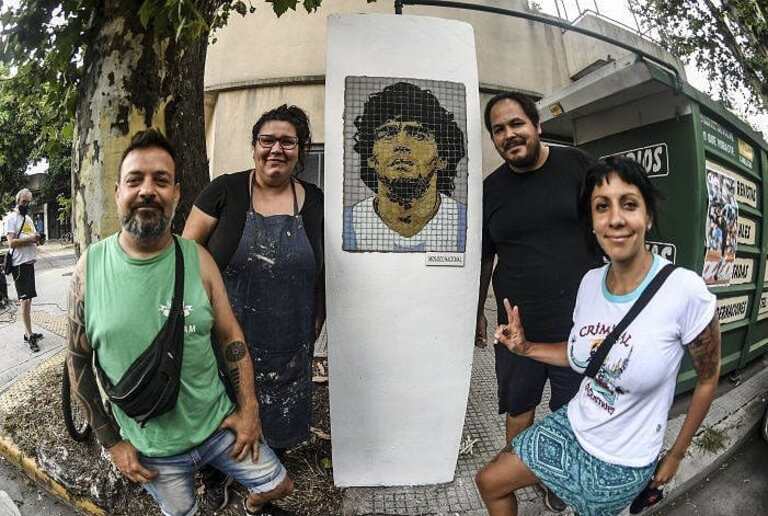 El comando Maradona junto al primer mural, que fue instalado el 25 de diciembre en Parque Chas.