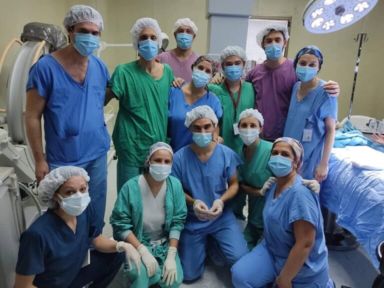 El equipo del hospital de Lomas de Zamora que logró una operación inédita.