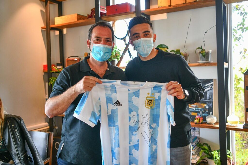 La camiseta del campeón: Nicolás González se la llevó de regalo al intendente.