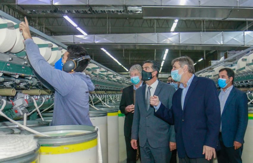 El gobernador Jorge Capitanich visitó una planta textil que incorporará 100 puestos de trabajo durante 2021.