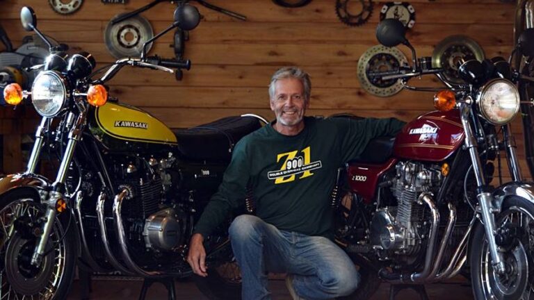 El vecino de Monte Grande en su taller donde restaura las motos.