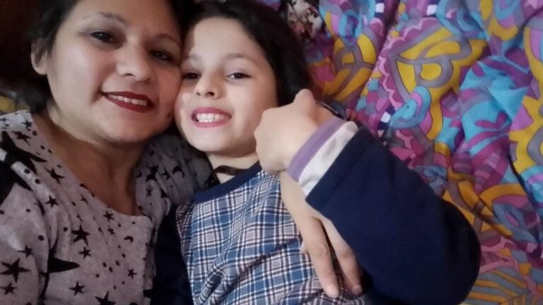Julieta Arias, la nena de 8 años que falleció por Covid-19 en Lanús, junto a su madre.