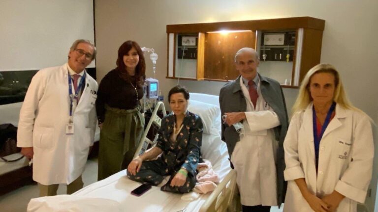 Mayra Mendoza antes de dejar el Hospital Austral, con el equipo médico que la operó y Cristina Kirchner.