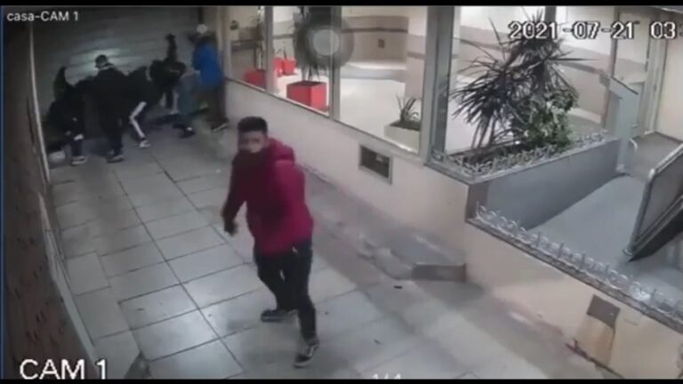 Robo piraña: media docena de ladrones se mete en la cochera de un edificio para llevarse una bicicleta