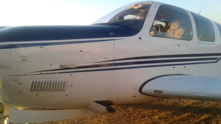 Balacera y misterio en Berazategui: atacaron con armas de guerra la avioneta de un empresario