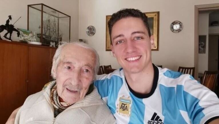 Nelo, el vecino de Vicente López, junto a su nieto, clave para conseguir el saludo de Lionel Messi.