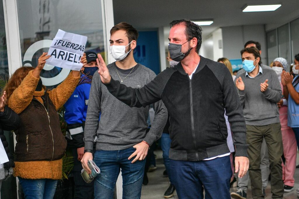 El saludo de Ariel Sujarchuk a quienes fueron al hospital a esperar el alta de su internación.