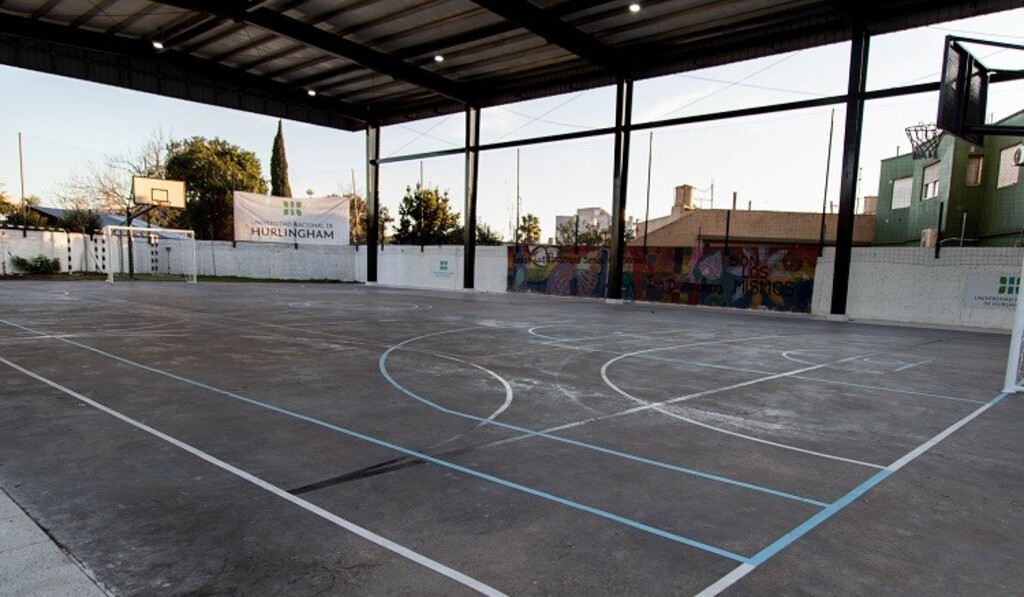 El lugar cuenta con un playón deportivo para la práctica de diferentes actividades.