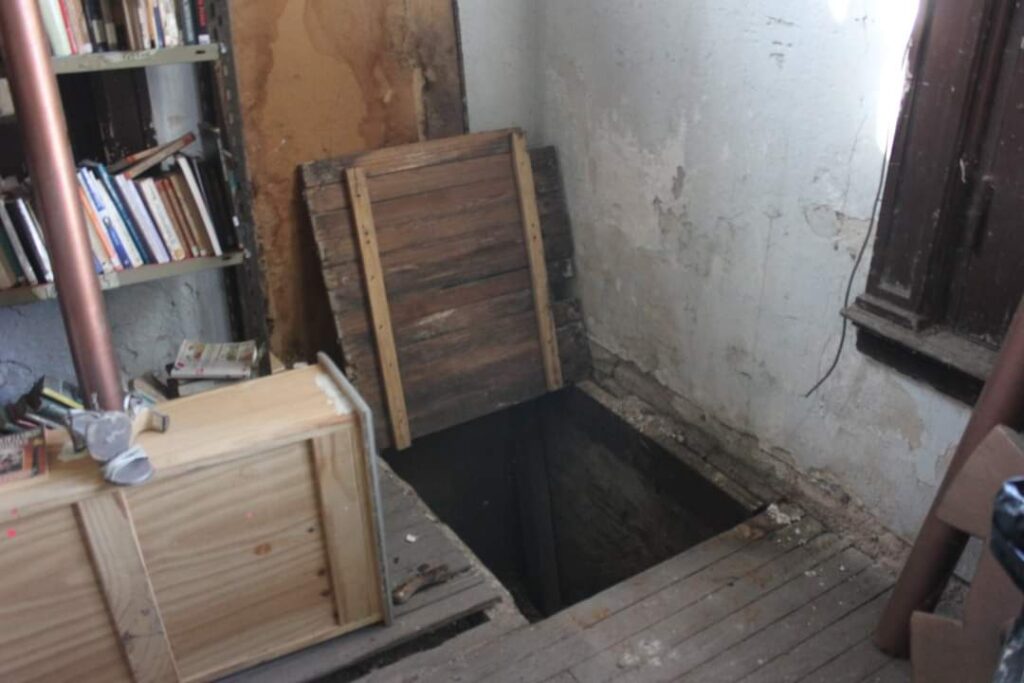 La entrada al sótano, donde varias veces se escondieron los cuatro amigos.