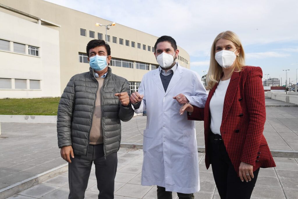 El intendente Fernando Espinoza y la vicegobernadora Verónica Magario visitaron el hospital.