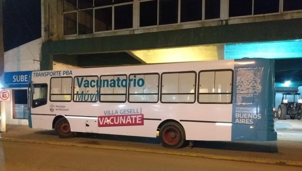 La Provincia sale a vacunar casa por casa: los distritos del Conurbano en los que habrá colectivos sanitarios