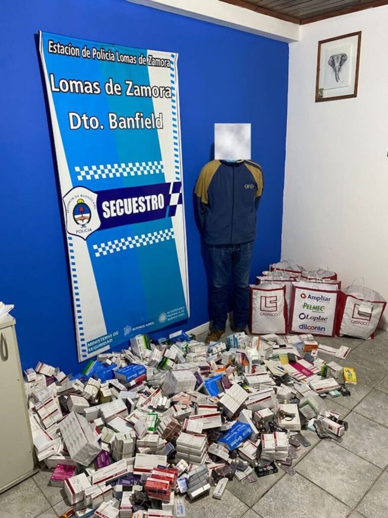 Marcos Saavedra Puyén al momento de la detención, rodeado de medicamentos que recetaba.