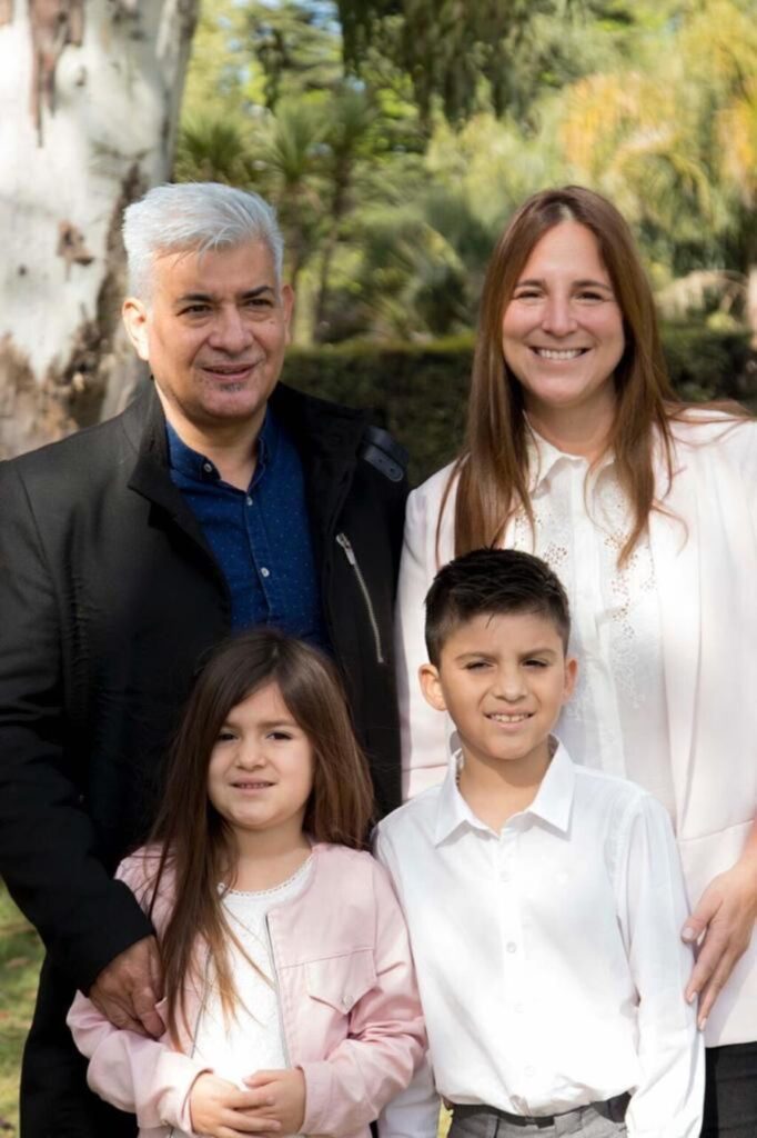 Ángel Garcé junto a su esposa Érica y sus hijos Mateo (11) e Isabella (8).