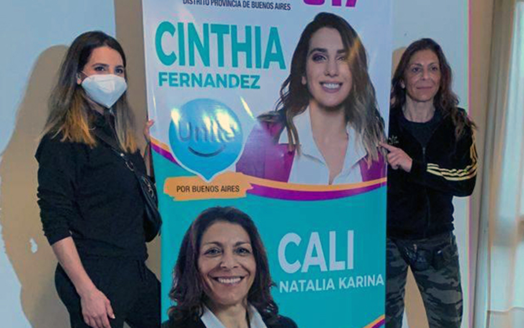 Cali junto a Cinthia Fernández, quien encabeza la lista de Unite como candidata a diputada.