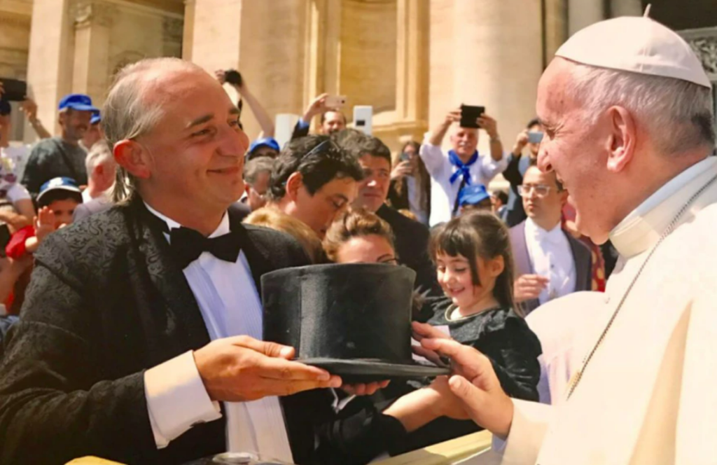 Con el Papa Francisco en abril de 2018, cuando le bendijo su galera.