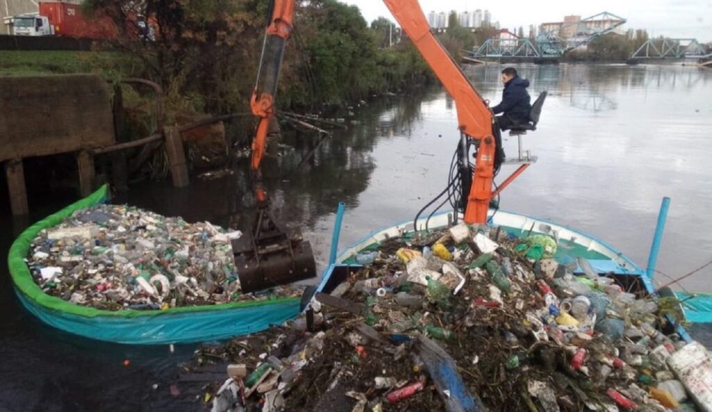 Diariamente se recogen toneladas de basura a lo largo de los cauces de agua.