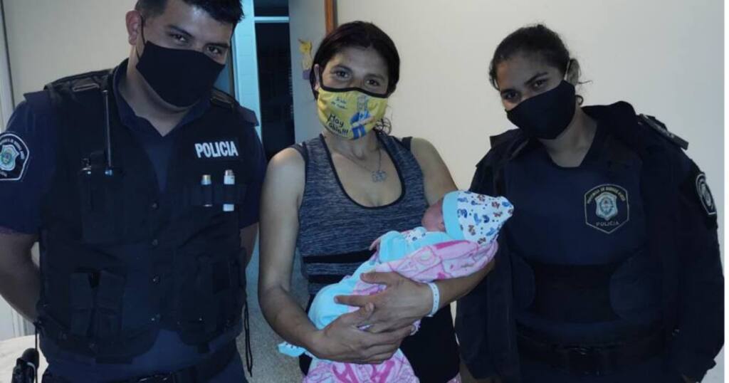 Isabela, recién nacida, con su madre y los policías que ayudaron en el parto.