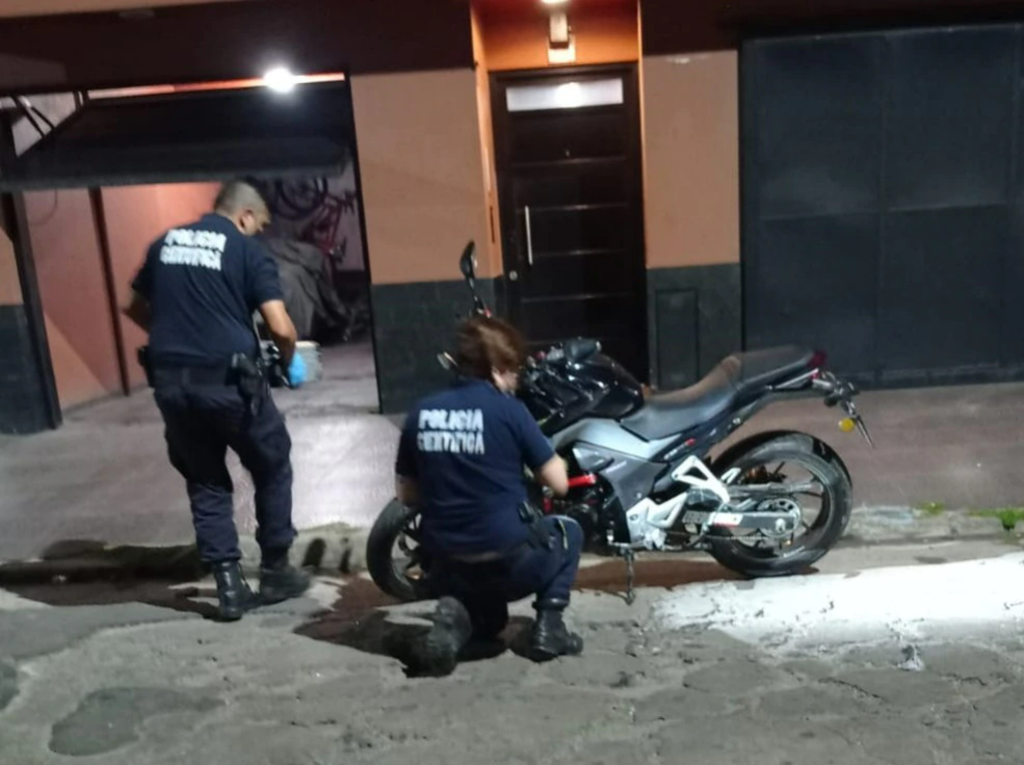 La moto de los delincuentes, que la abandonaron en el lugar y huyeron con la del policía.