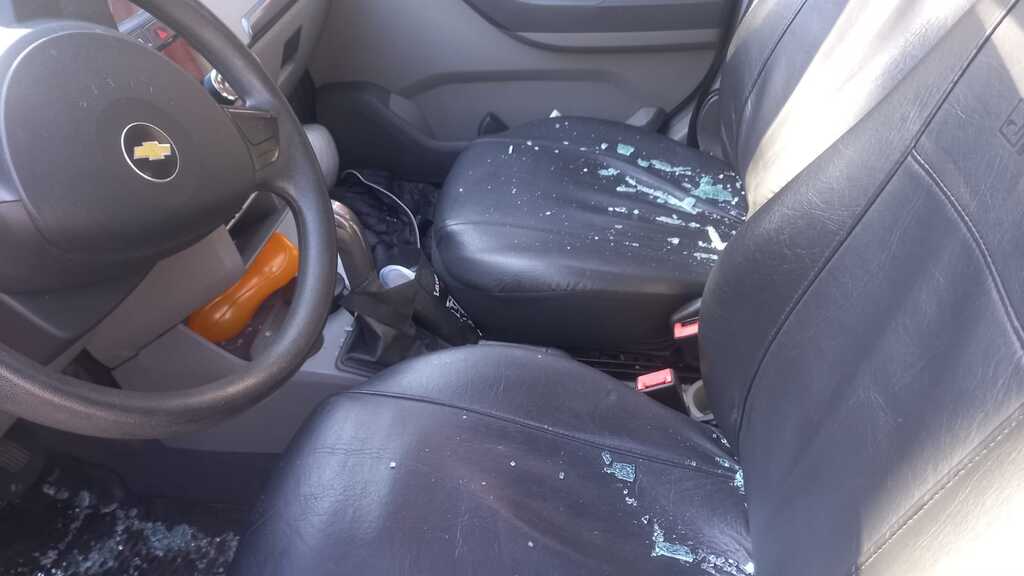 Para poder rescatar al menor los efectivos de la Policía rompieron una ventanilla del auto.